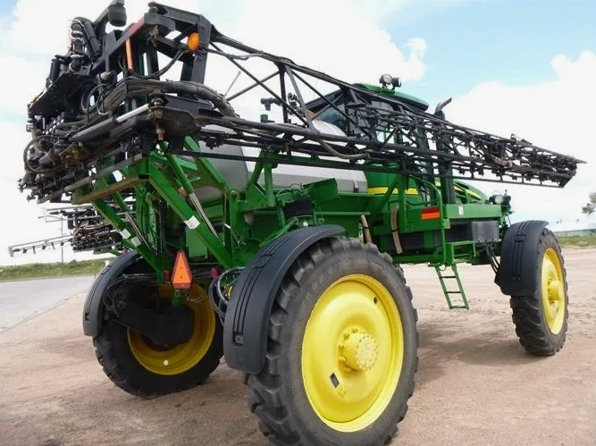 Самоходный опрыскиватель John Deere 4730